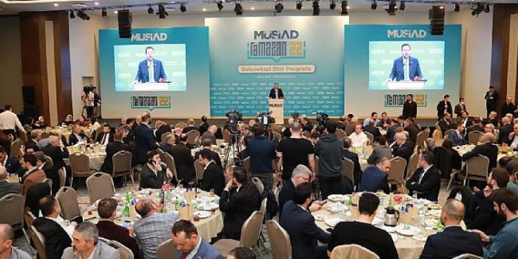 Siyaset ve iş dünyasının önde gelen isimleri MÜSİAD iftarında bir araya geldi