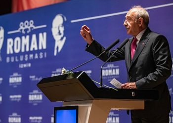 CHP Lideri Kılıçdaroğlu İzmir’de Roman yurttaşların sorunlarını dinledi