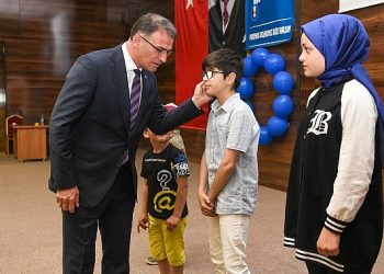 Van Büyükşehir Belediyesi kentte bulunan 300 Tip 1 diyabet hastası çocuğa şeker ölçüm cihazı ile 7 bin sensör dağıttı